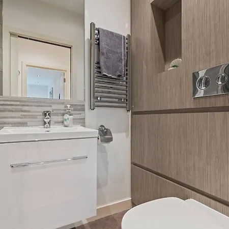 Modern Centre 2br - Sleep 8 *