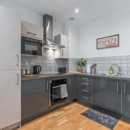 Centre 2br Modern Sleeps 8